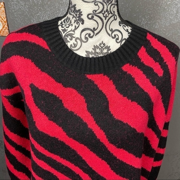 French Connection TIGER JACQUARD CREW NECK SWEATER. Pink and black. Winter warm - Picture 6 of 13